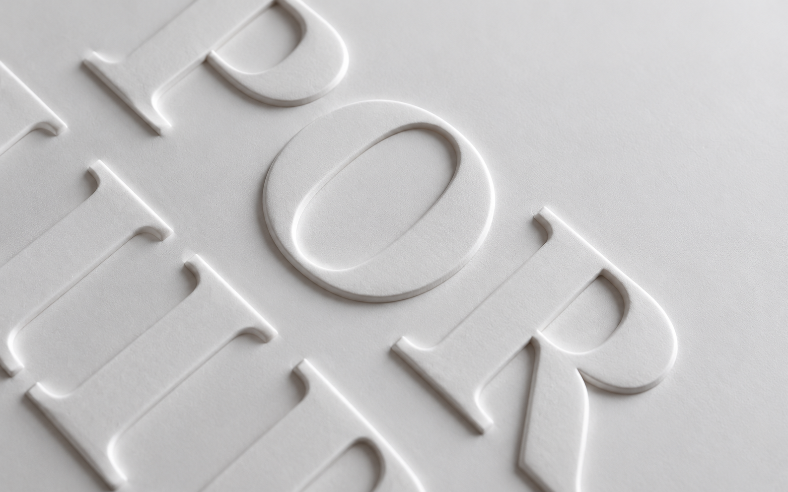 Tarjeta blanca con logotipo repujado y textura en relieve